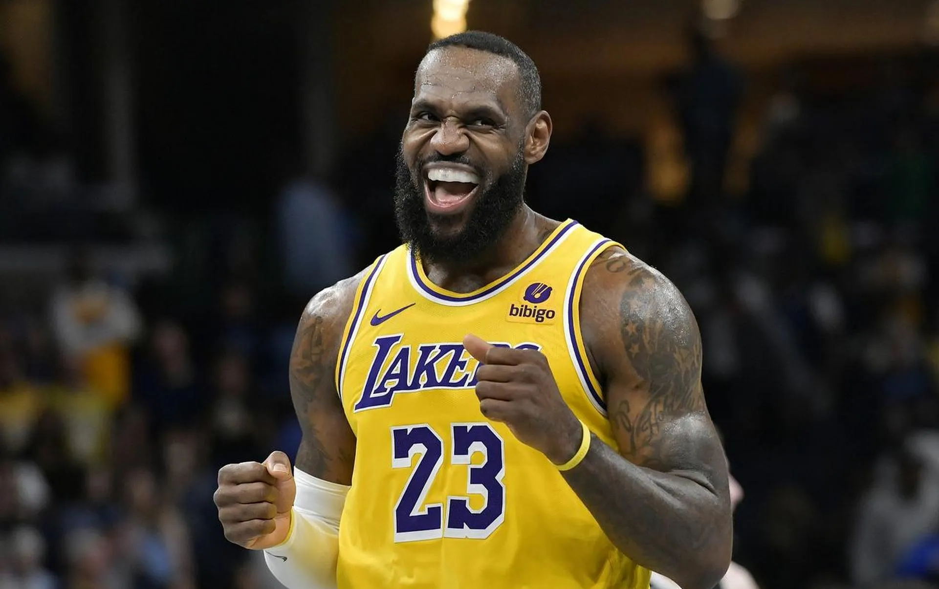 爱游戏体育-詹姆斯重返赛场，表现优异首场状态出色，TES观众沸腾！的简单介绍