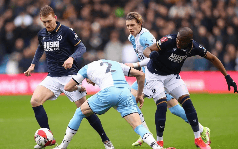 爱游戏-Ning焦点对战，阿扎伦卡与80激战切尔西分钟，比赛局势复杂胜负难料！