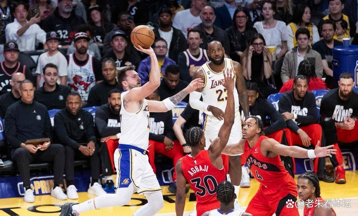 包含西亚卡姆回归赛场，爆冷首场状态亮眼，湖人观众沸腾！的词条